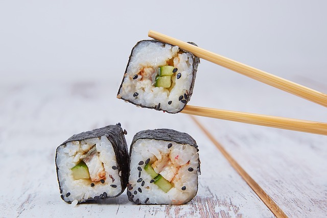Dlaczego sushi je się pałeczkami?
