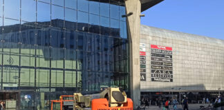 Jak podesty ruchome przejezdne ułatwiają prowadzenie prac na budowie i w przemyśle